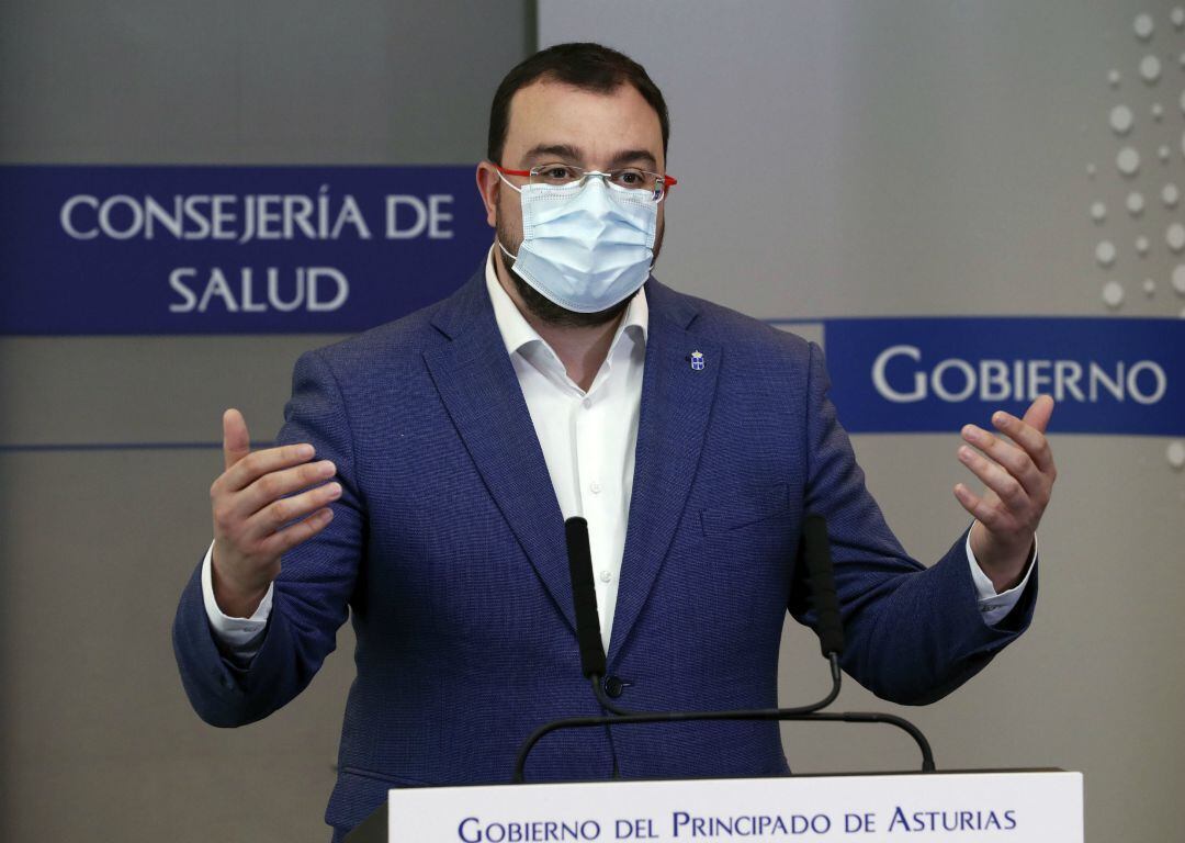 El presidente del Principado, Adrián Barbón, tras la reunión con el Servicio de Vigilancia Epidemiológica.