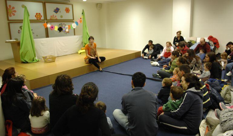 En las sesiones de bebecuentos padres e hijos disfrutan gratuitamente llenando el aforo de la sala infantil de la biblioteca