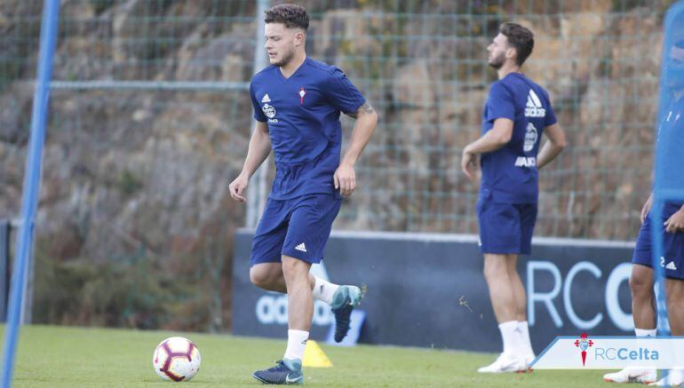 Diego Alende conduce un balón durante un entrenamiento de pretemporada con el primer equipo