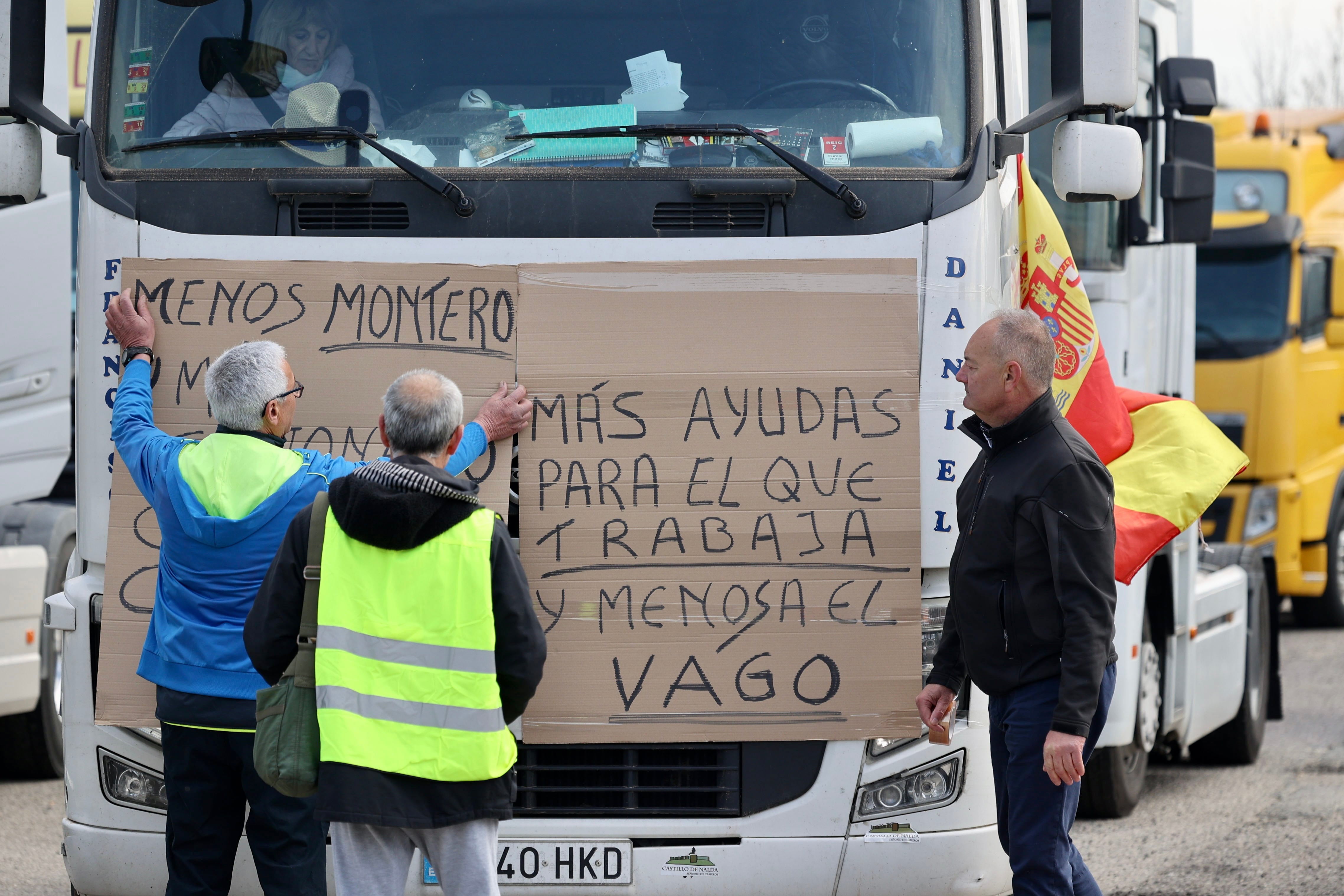 Camioneros colocan pancartas en sus camiones para protestar por la escalada del precio del gasóleo y los márgenes con los que operan los cargadores