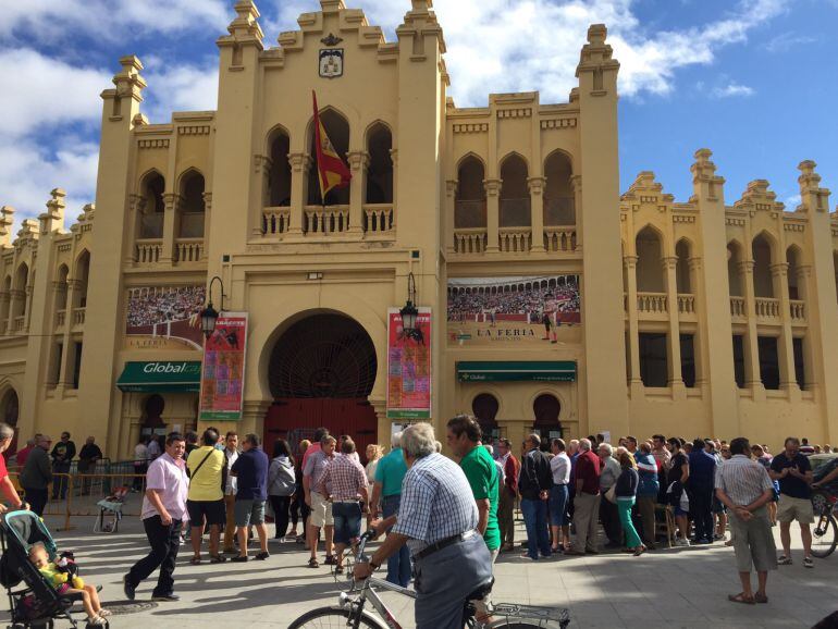 Largas colas para conseguir sus abonos ante la plaza de toros de Albacete
