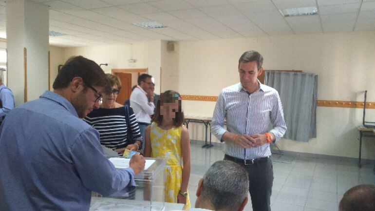 Diego Garzón en un Colegio Electoral