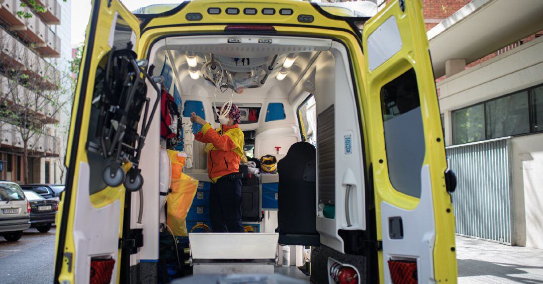 Un técnico trabaja en una ambulancia.