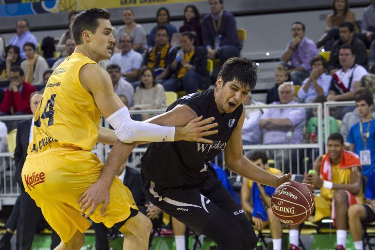 GRA157. LAS PALMAS DE GRAN CANARIA, 23/11/2014.- El jugador del Herbalife Gran Canaria, Levon Kendall, y del Bilbao Basket, Marko Todorovic, durante el partido perteneciente a la octava jornada de la liga regular de la ACB, que ambos equipos disputaron hoy en el Gran Canaria Arena de la capital grancanaria. EFE/Ángel Medina G.