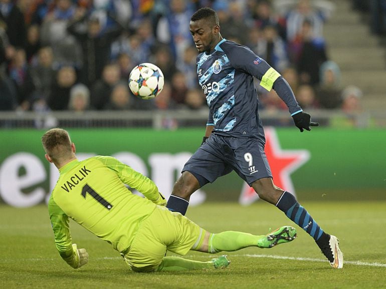 Jackson Martinez disputa el balón con el portero del Basilea Tomas Vaclik, durante el partido de la Liga de Campeones