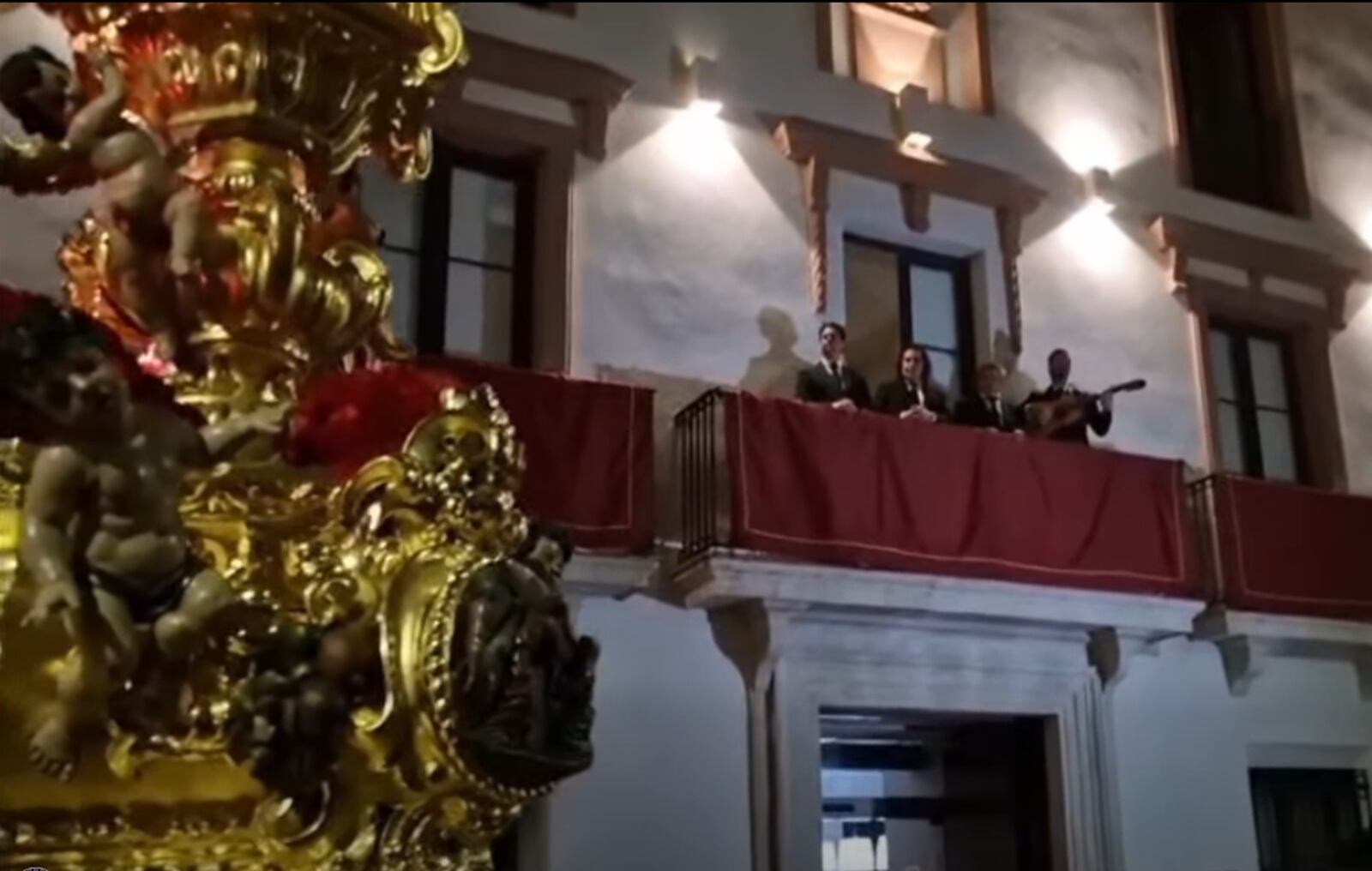 Momento en que Cantores de Híspalis le cantan al Abuelo de Jaén.