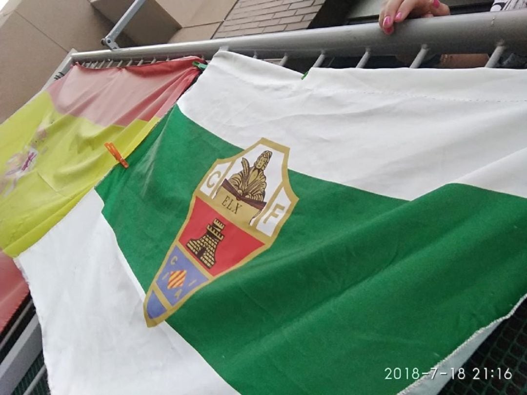 Una bandera franjiverde en un balcón de Elche