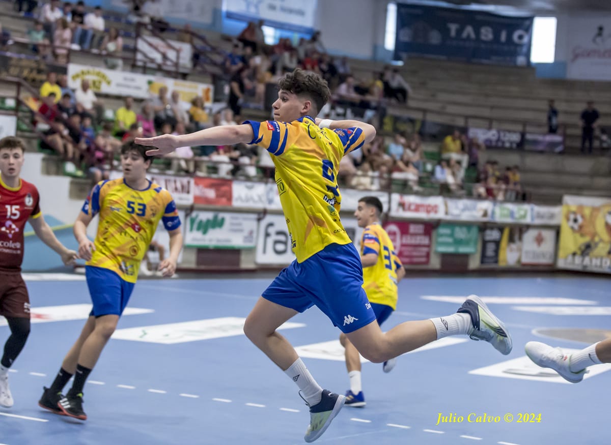 Tobes realiza un lanzamiento en el duelo ante Valladolid