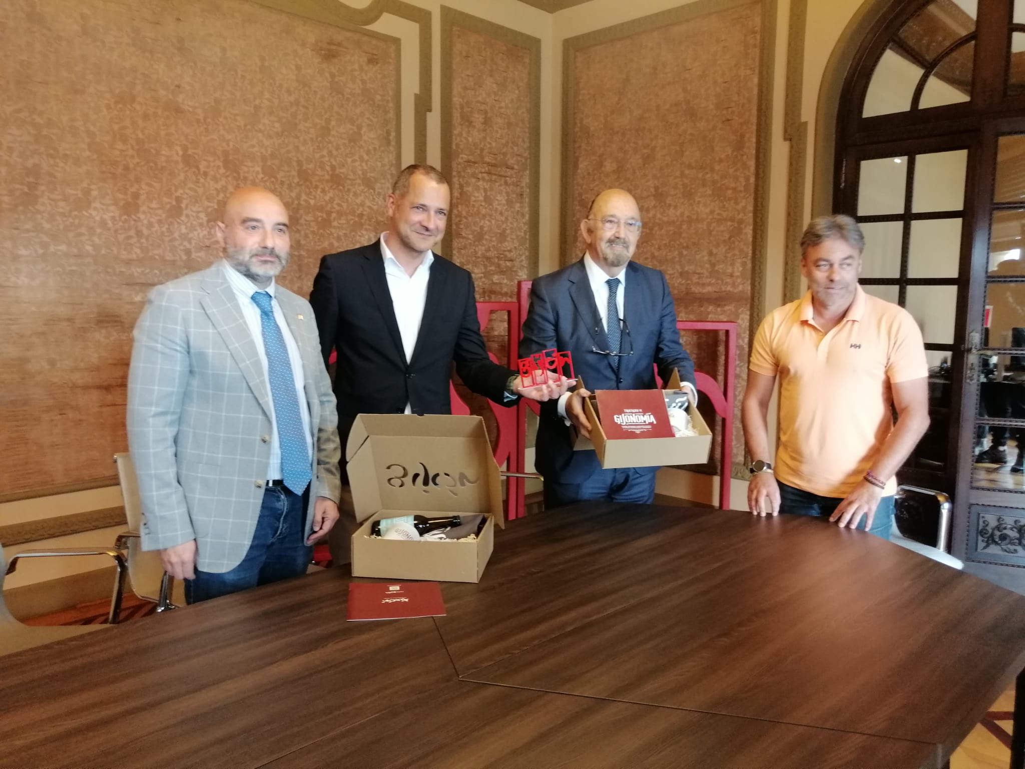 El presidente de la Federación Española de Tenis Miguel Díaz Román se reunió con el presidente de la territorial Fernando Castaño y los concejales de Turismo y Deportes Santos Tejón y Ramón Tuero.