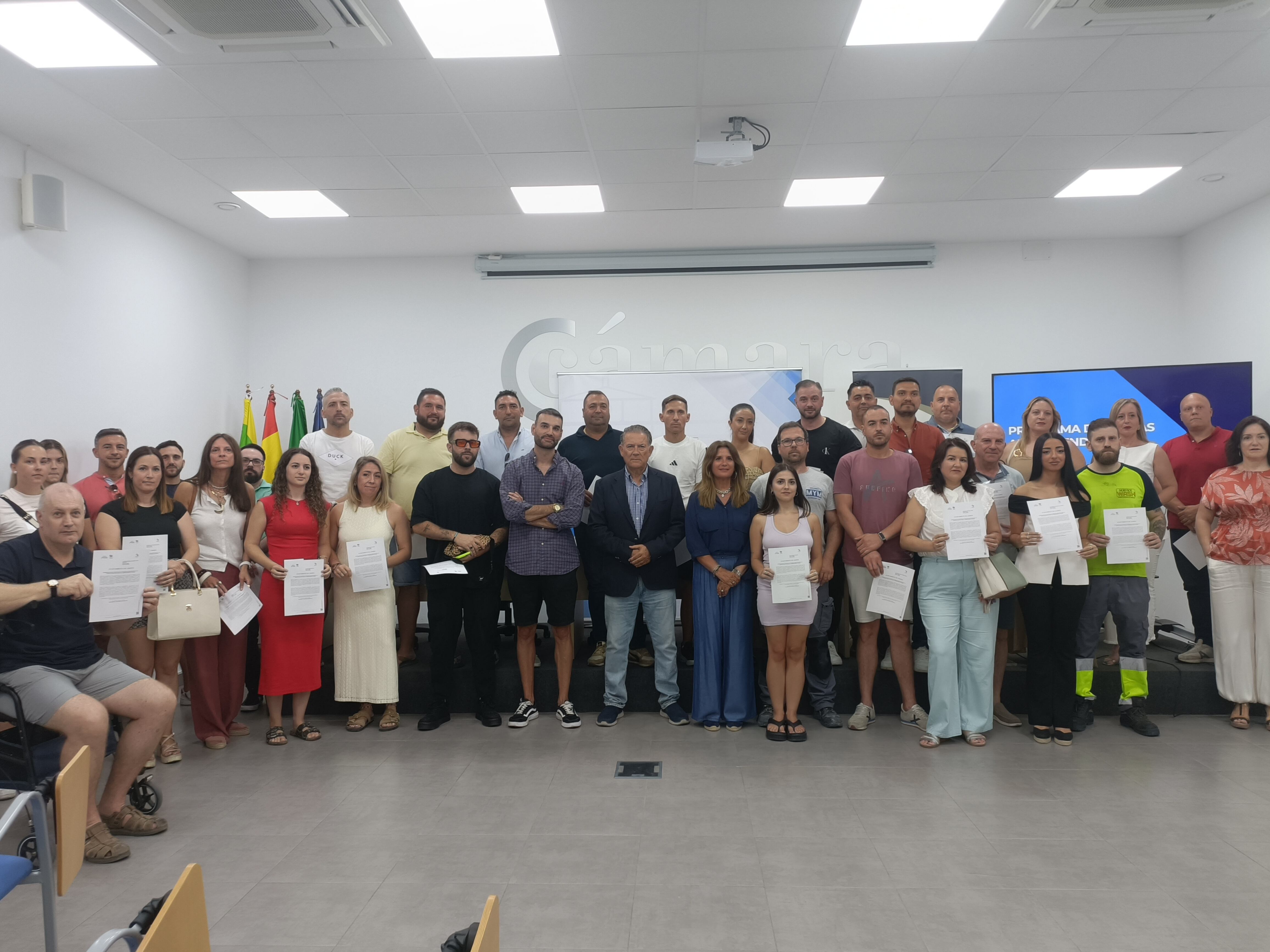 Entrega de resoluciones a emprendedores de Linares.