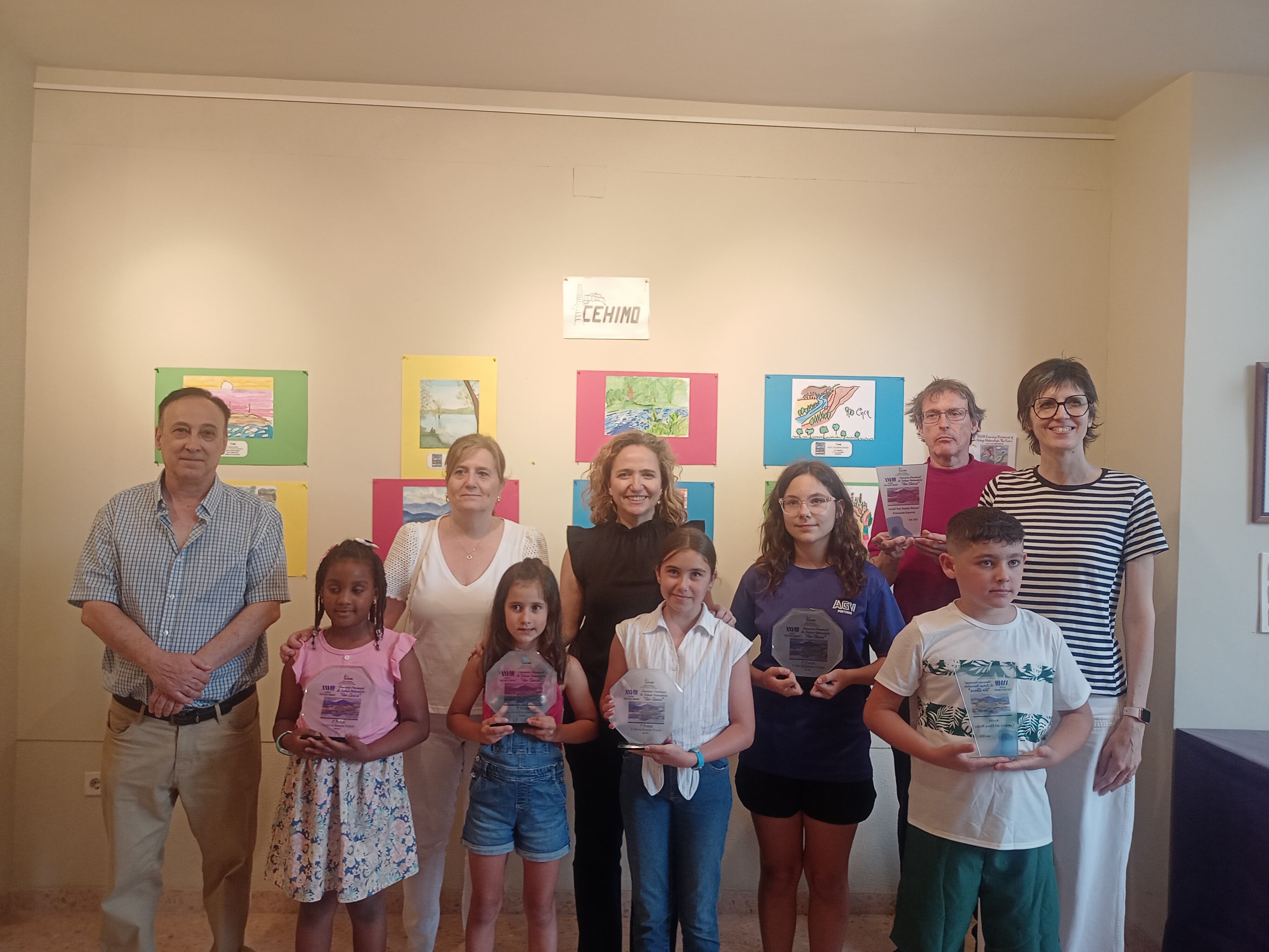 Ganadores, autoridades y miembros de Cehimo en la entrega de premios de dibujo