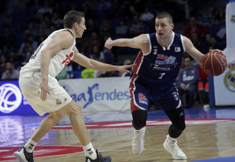 El base irlandés del Rio Natura Monbus Obradoiro Donnie McGrath (d) conduce el balón ante el escolta del Real Madrid Jaycee Carroll (i), durante el partido de la trigésima jornada de Liga ACB, disputado en el Palacio de los Deportes de Madrid.