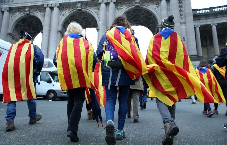 Varias personas pasean la estelada en Bruselas.