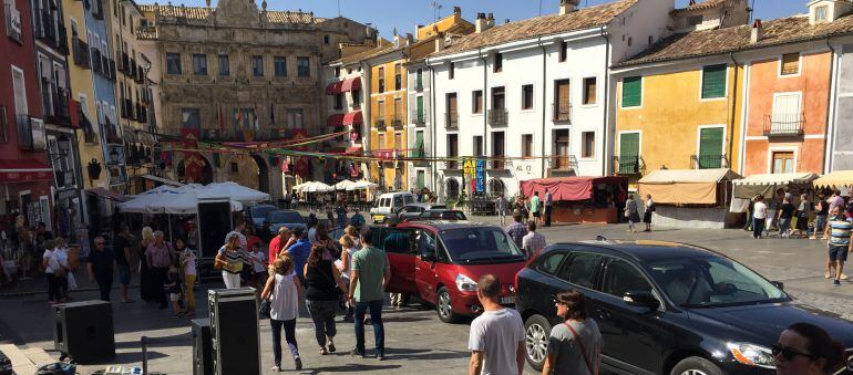 Tráfico de vehículos y peatones en la plaza Mayor.