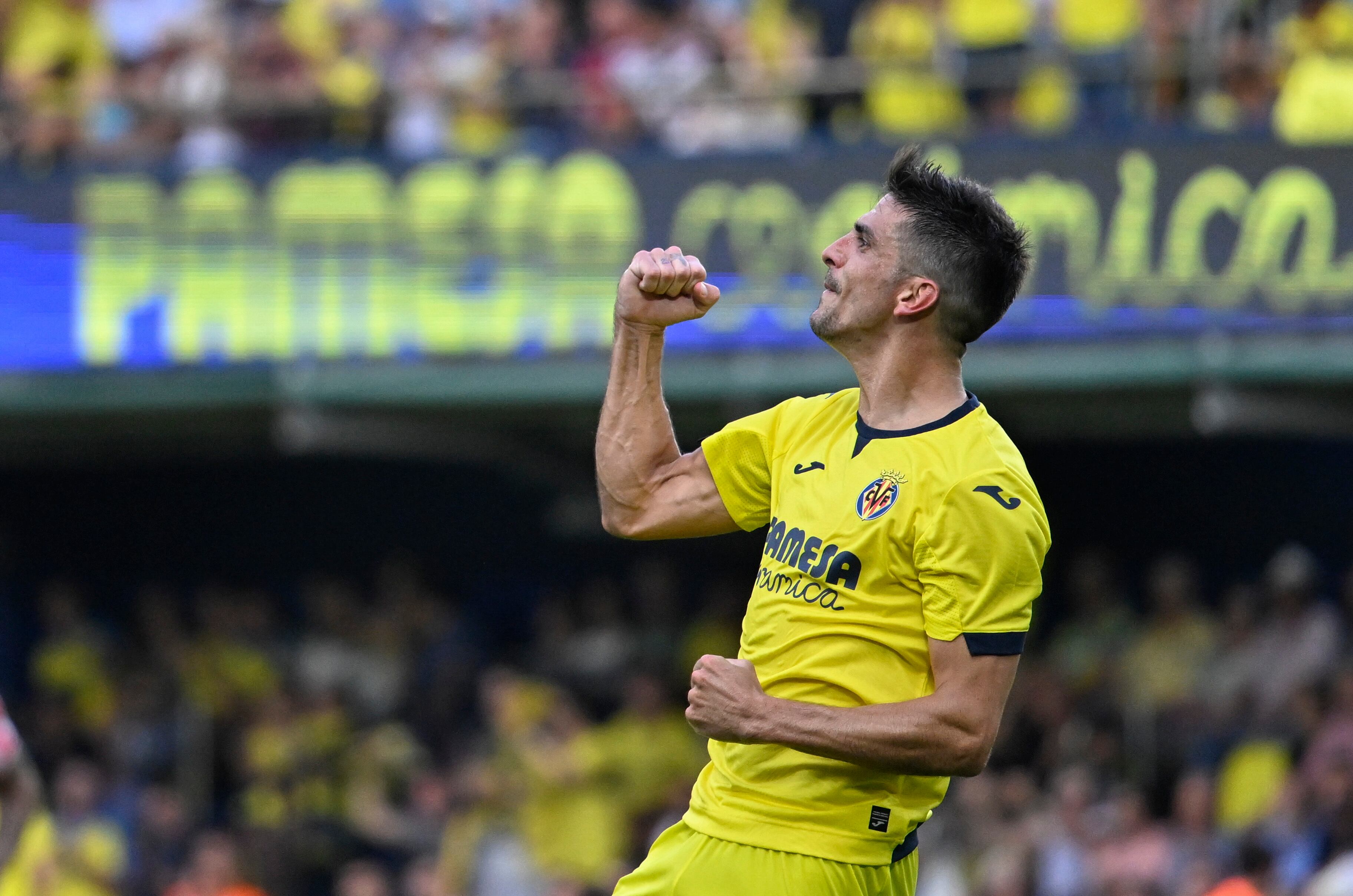 VILLARREAL (CASTELLÓN) 17/09/2023.- El delantero del Villarreal Gerard Moreno celebra tras marcar el gol del empate 1-1 durante el partido correspondiente a la jornada 5 de LaLiga que enfrenta al Villarreal y UD Almería este domingo en el estadio de La Cerámica (Villarreal). EFE/ Andreu Esteban
