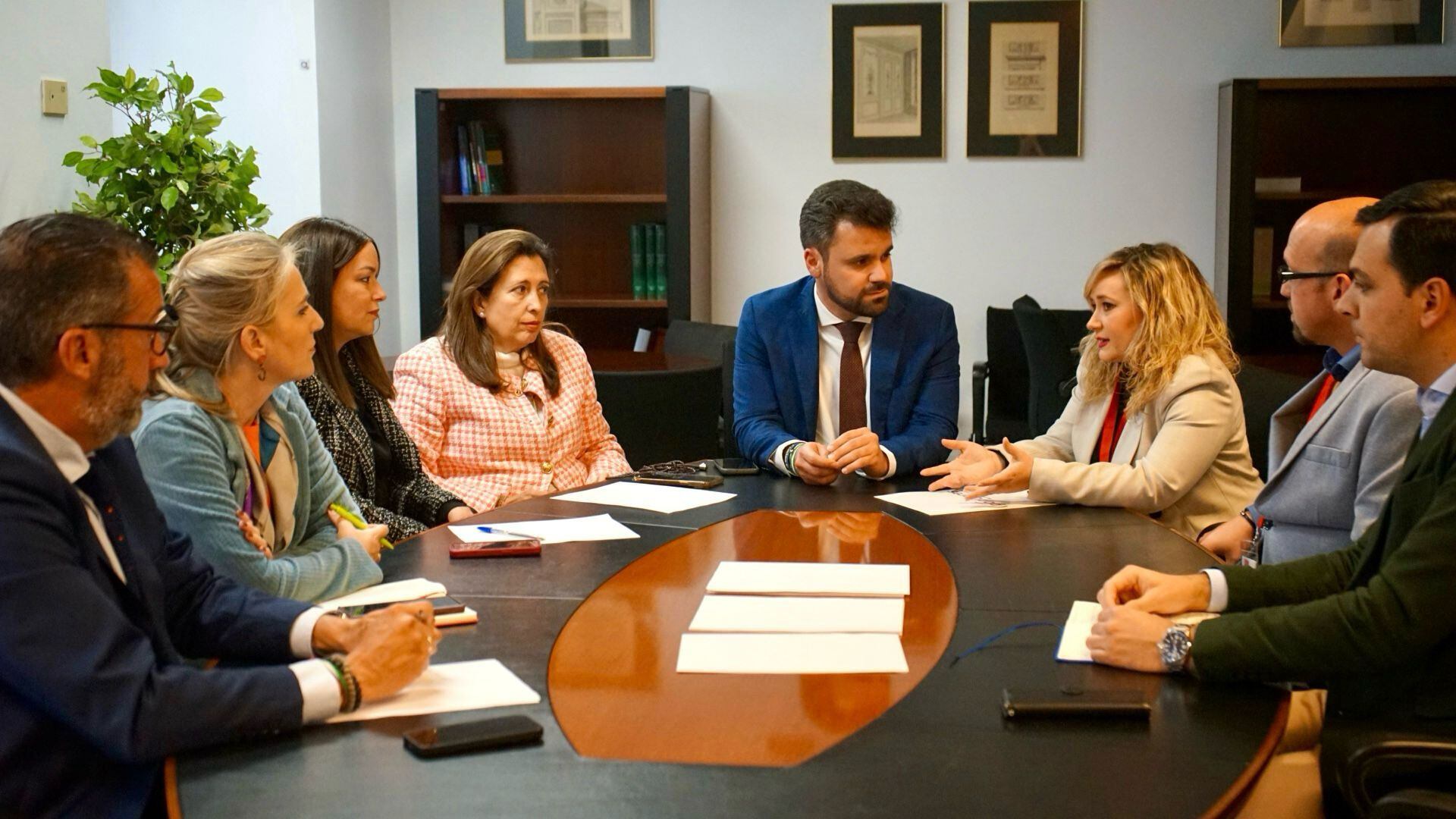Gloria Hidalgo junto a otros representantes del PP