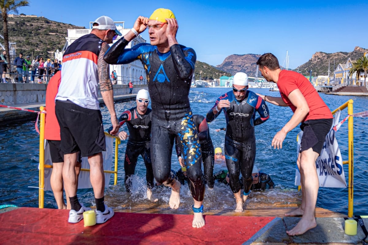 Triatletas salen del agua en una edición anterior del Triatlón Ciudad de Cartagena SERTRI