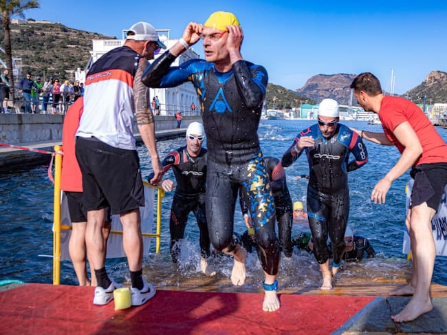 Triatletas salen del agua en una edición anterior del Triatlón Ciudad de Cartagena SERTRI