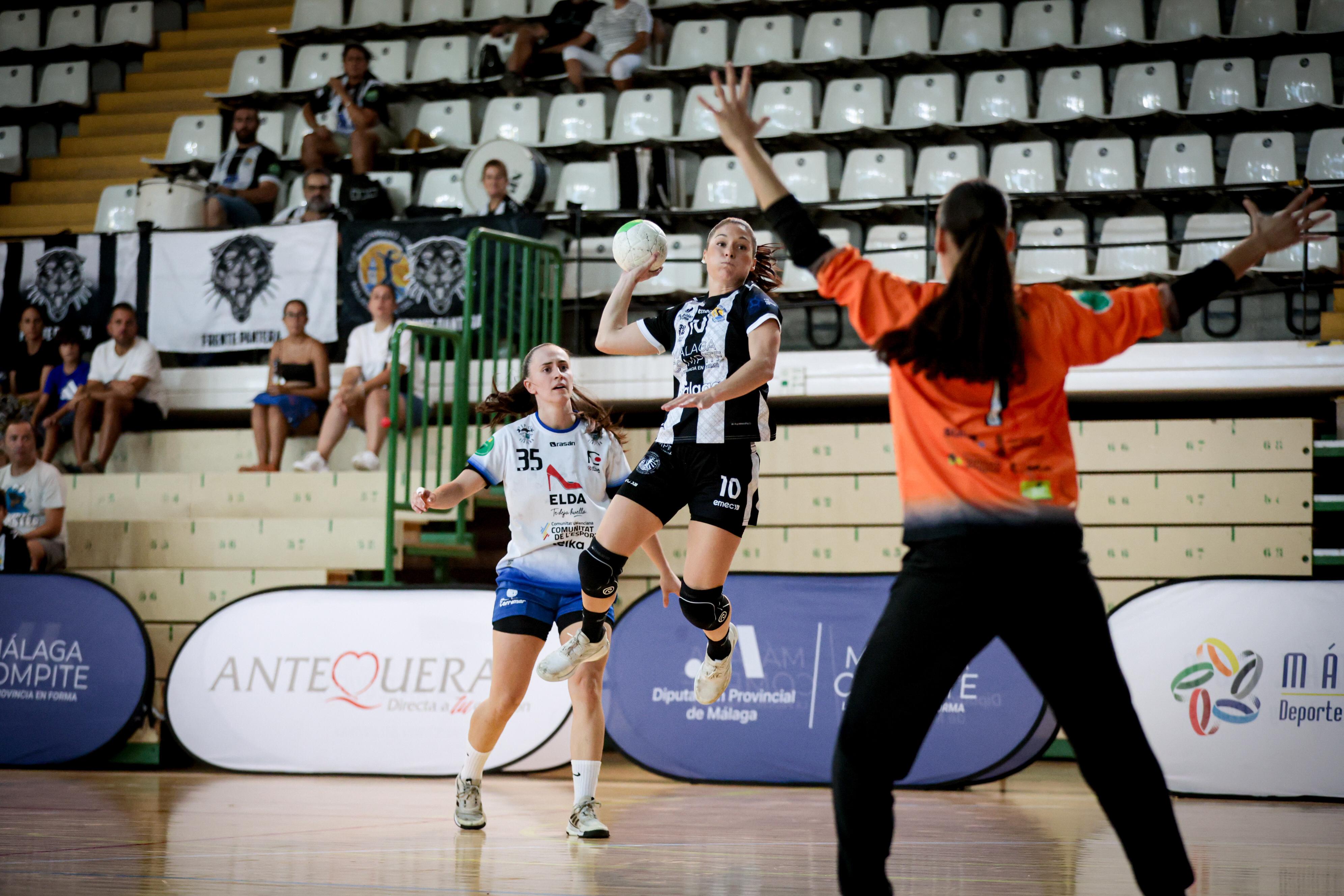 Sole López en un 1vs1 ante la portera del Elda Prestigio