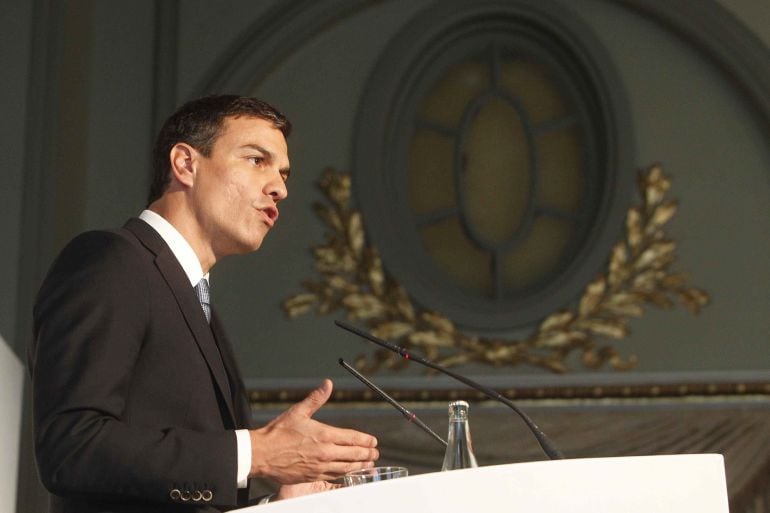 GRA272. BARCELONA, 21/07/2015.- El líder del PSOE, Pedro Sánchez, durante su intervención en el almuerzo informativo Barcelona Tribuna, donde ha pedido no caer en la &quot;trampa&quot; del presidente catalán, Artur Mas, de situar en un mismo bando a los contrarios 