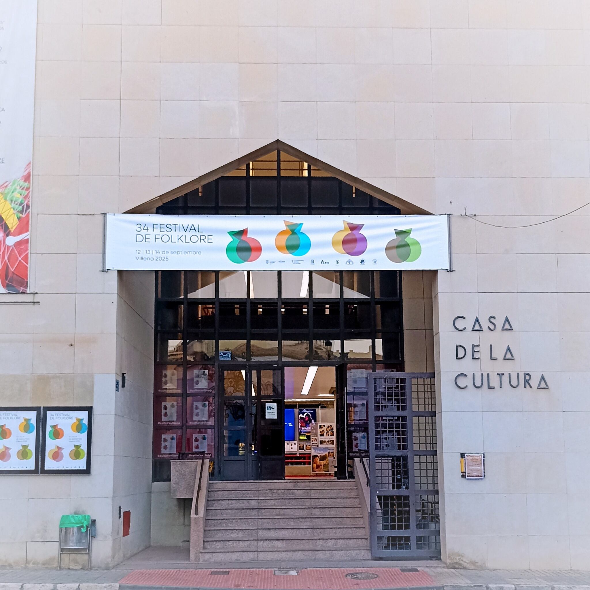 Cartel en la fachada de la Casa de Cultura