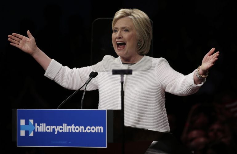 La precandidata a la presidencia de EE.UU. por el partido Demócrata Hillary Clinton pronuncia un discurso ante seguidores al final de la Noche de elecciones primarias en Brooklyn, Nueva York