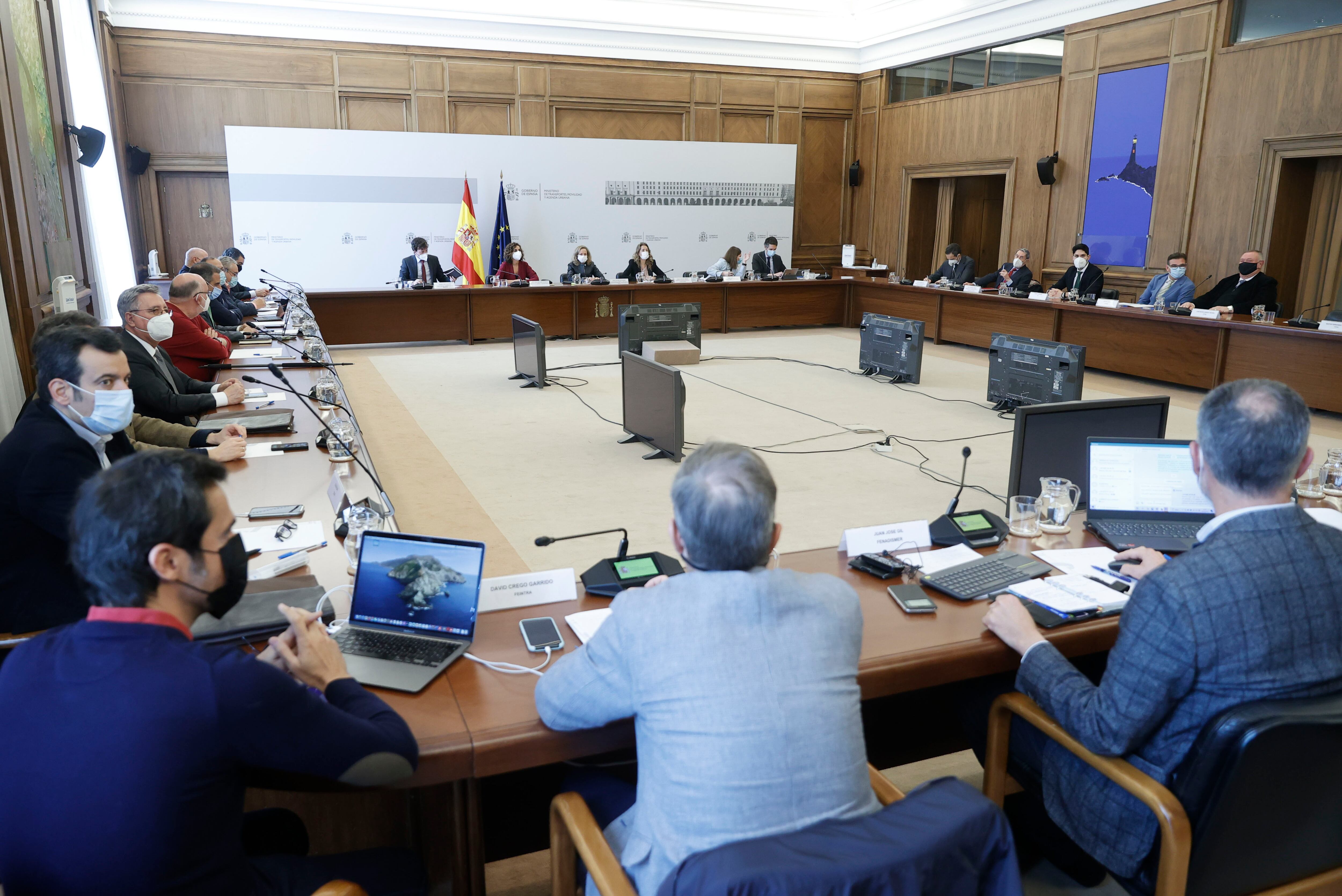 Miembros del Comité Nacional del Transporte por Carretera (CNTC) durante la reunión con la ministra de Economía, Nadia Calviño; la ministra de Hacienda, María Jesús Montero y la de Transporte Raquel Sánchez este jueves en la sede del Ministerio. EFE/ Emilio Naranjo