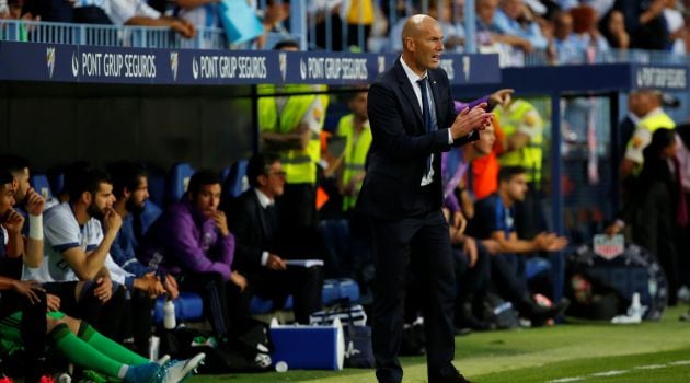 Zinedine Zidane da instrucciones durante el partido