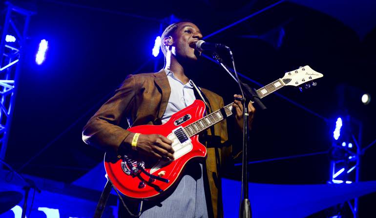 Leon Bridges durante una actuación de su gira europea