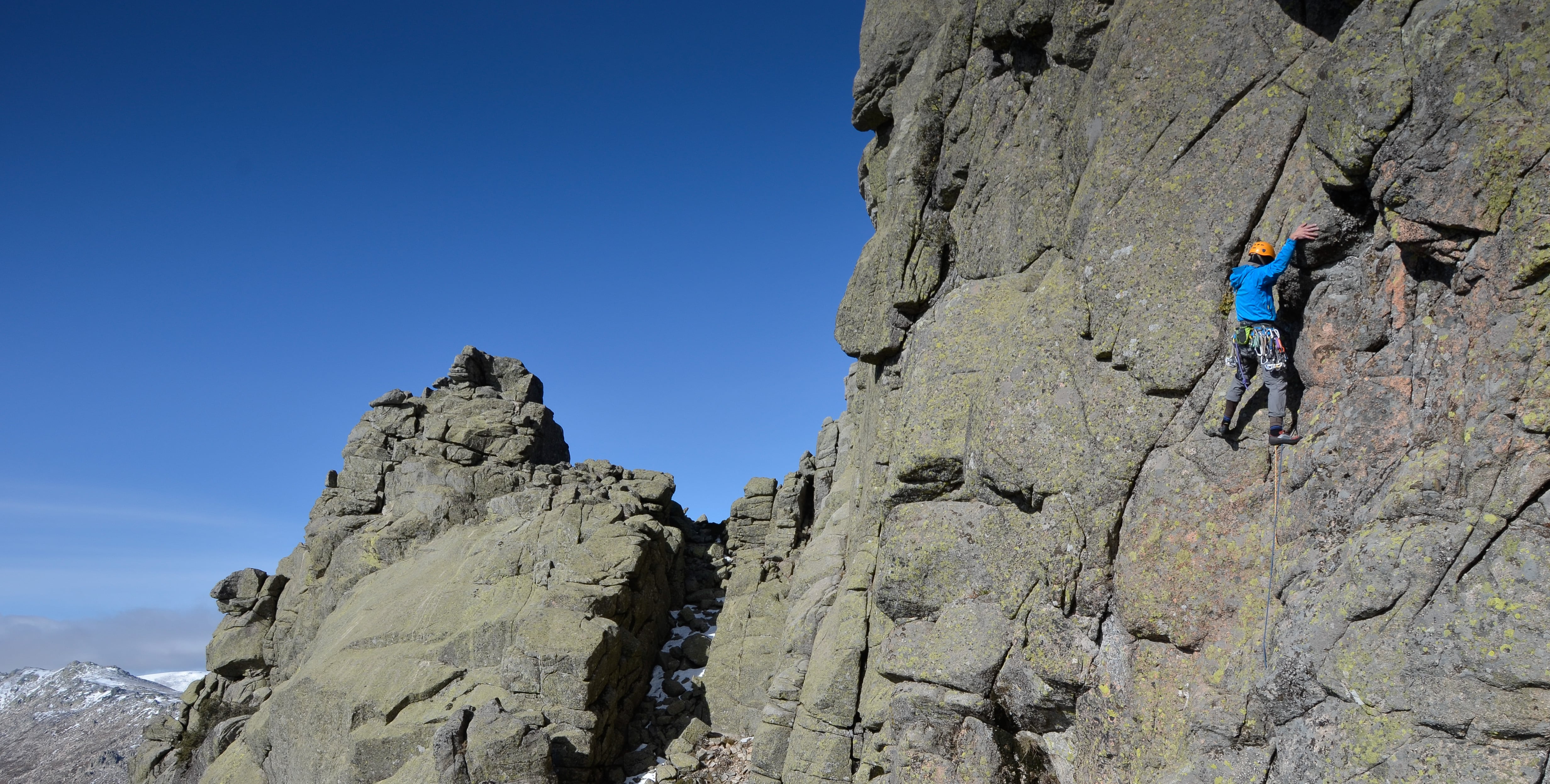 Un escalador en la 'Pared Encerrada', cerca del Torozo, en Villarejo del Valle