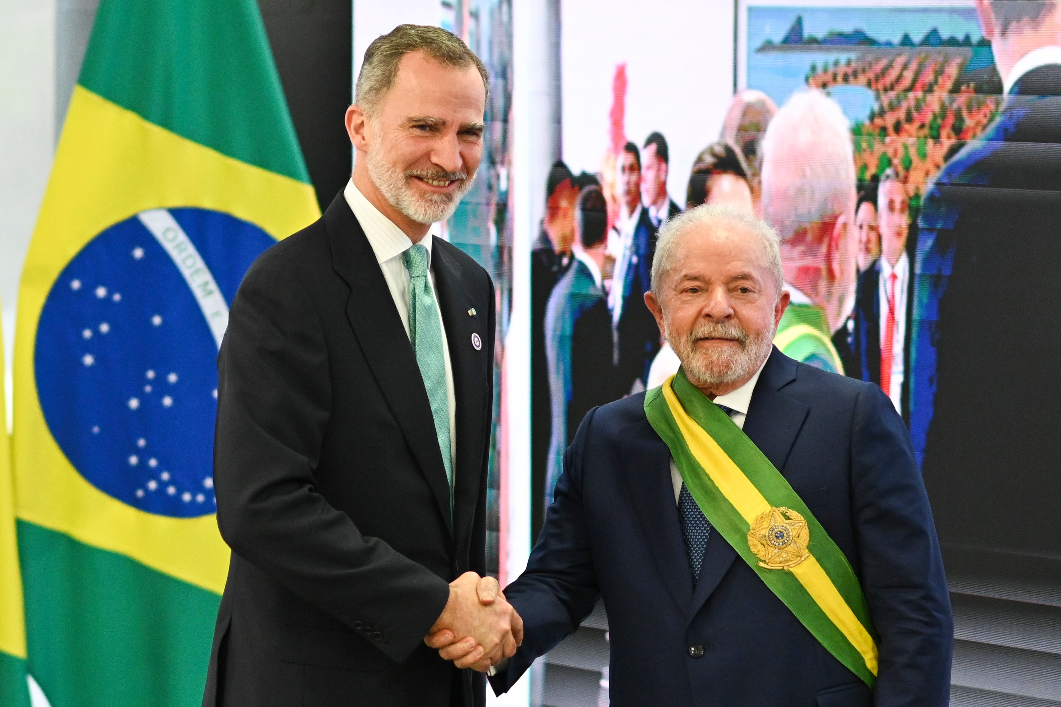 El nuevo presidente de Brasil, Luiz Inácio Lula da Silva, saluda al rey de España, Felipe VI