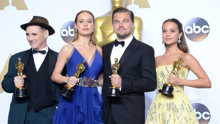 Los actores premiados en los Oscar: Mark Rylance, Brie Larson, Leonardo DiCaprio, y Alicia Vikander, posan ante la prensa.