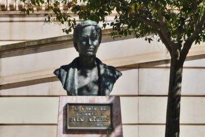 Busto de Julio Iglesias en el auditorio que lleva su nombre en Benidorm