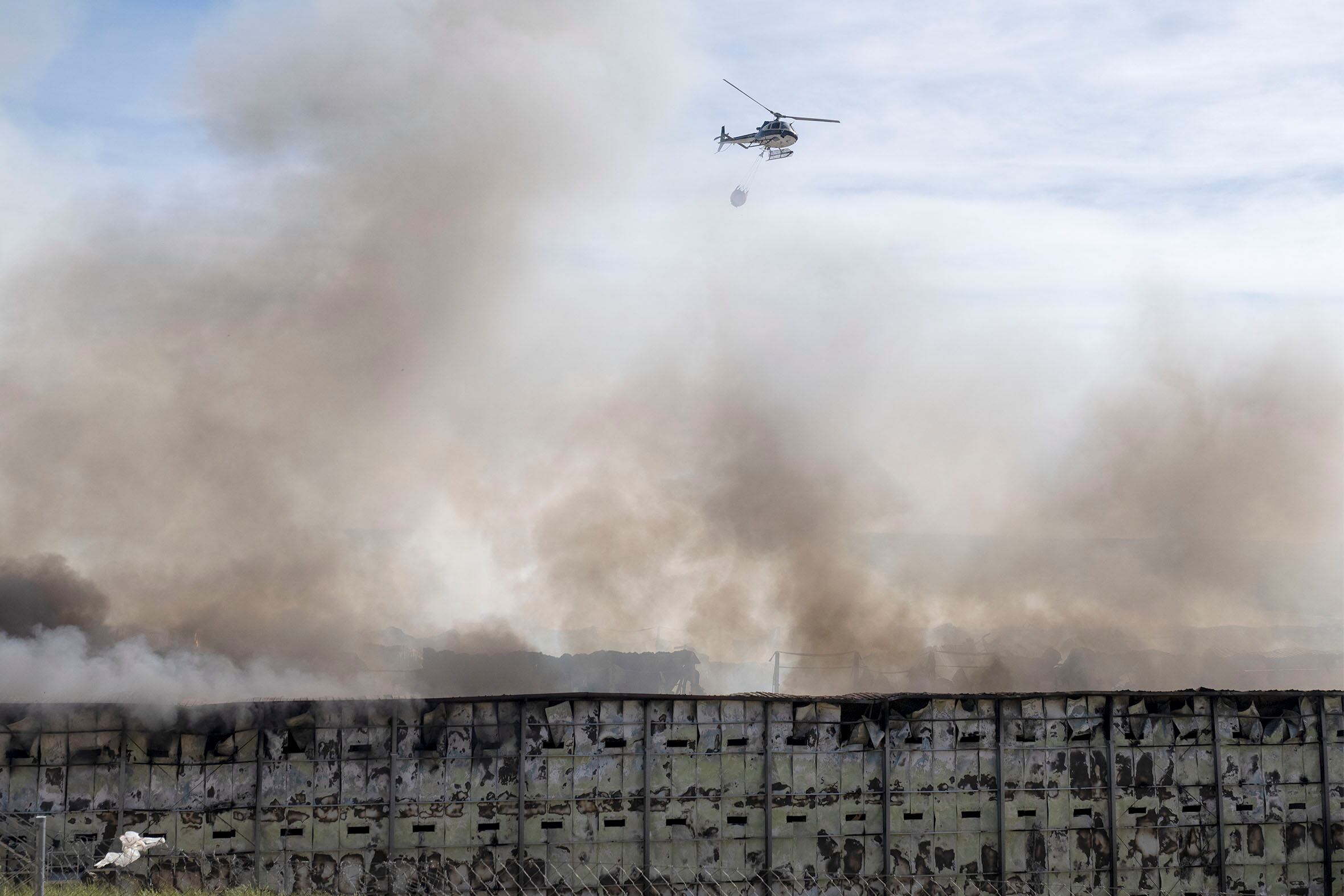 SAN LORENZO DE LA PARRILLA (CUENCA), 24/04/2024.- Entre 550.000 y 600.000 gallinas han muerto en el incendio de tres naves de la granja avícola del Grupo Rujamar, en San Lorenzo de la Parrilla (Cuenca), una cuarta parte de todos los animales que tiene esta empresa que está considerada una de las más importantes en avicultura ecológica y en bienestar animal. EFE/ José Del Olmo
