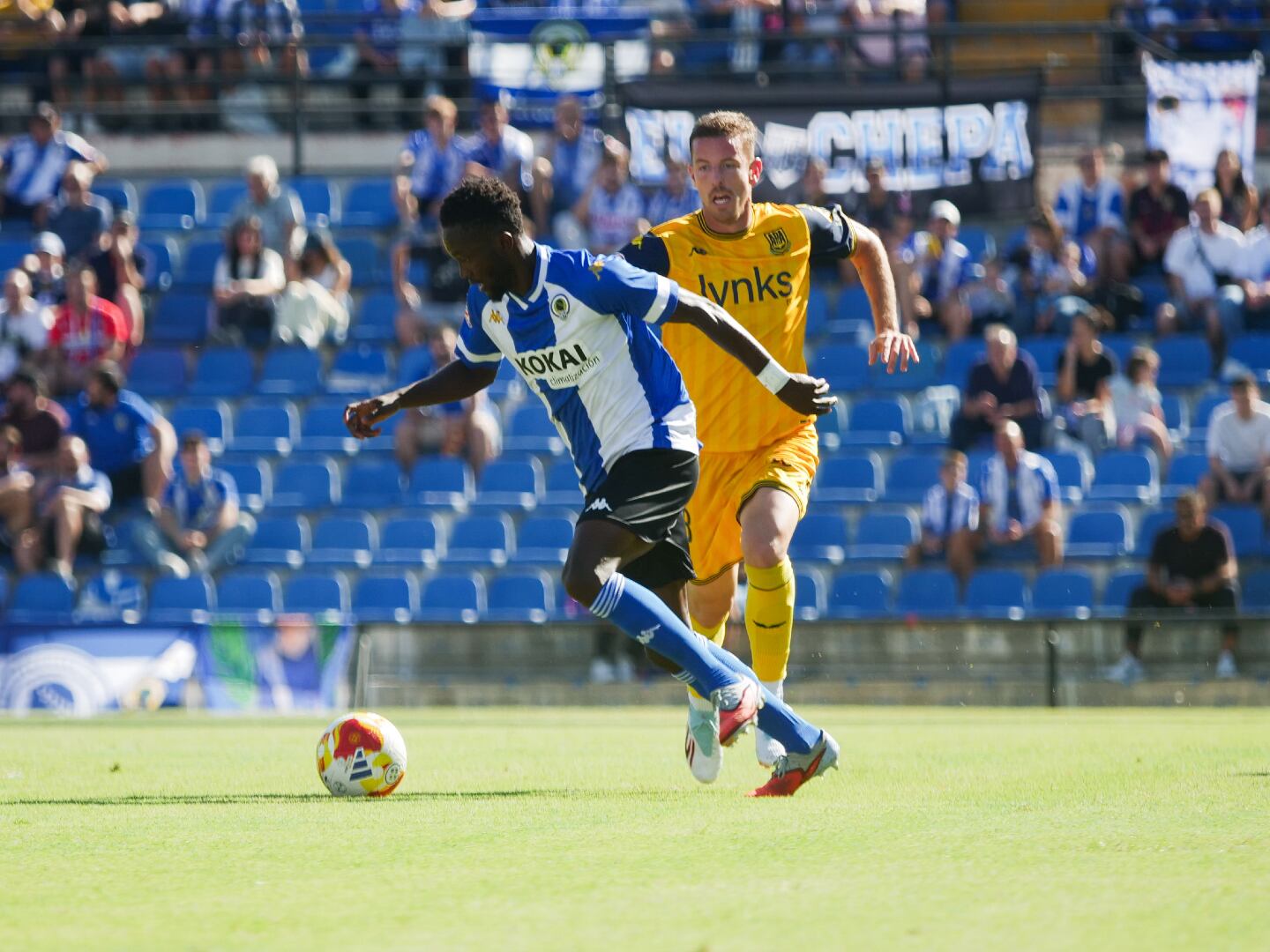 Ben Hamed defiende un balón ante un jugador del Alcorcón