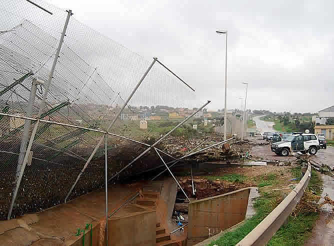 La valla perimetral que separa Melilla de Marruecos se ha visto afectada por las lluvias, ya que alrededor de 50 metros han quedado dañados en la zona próxima al aeropuerto y al puesto fronterizo de Barrio Chino.