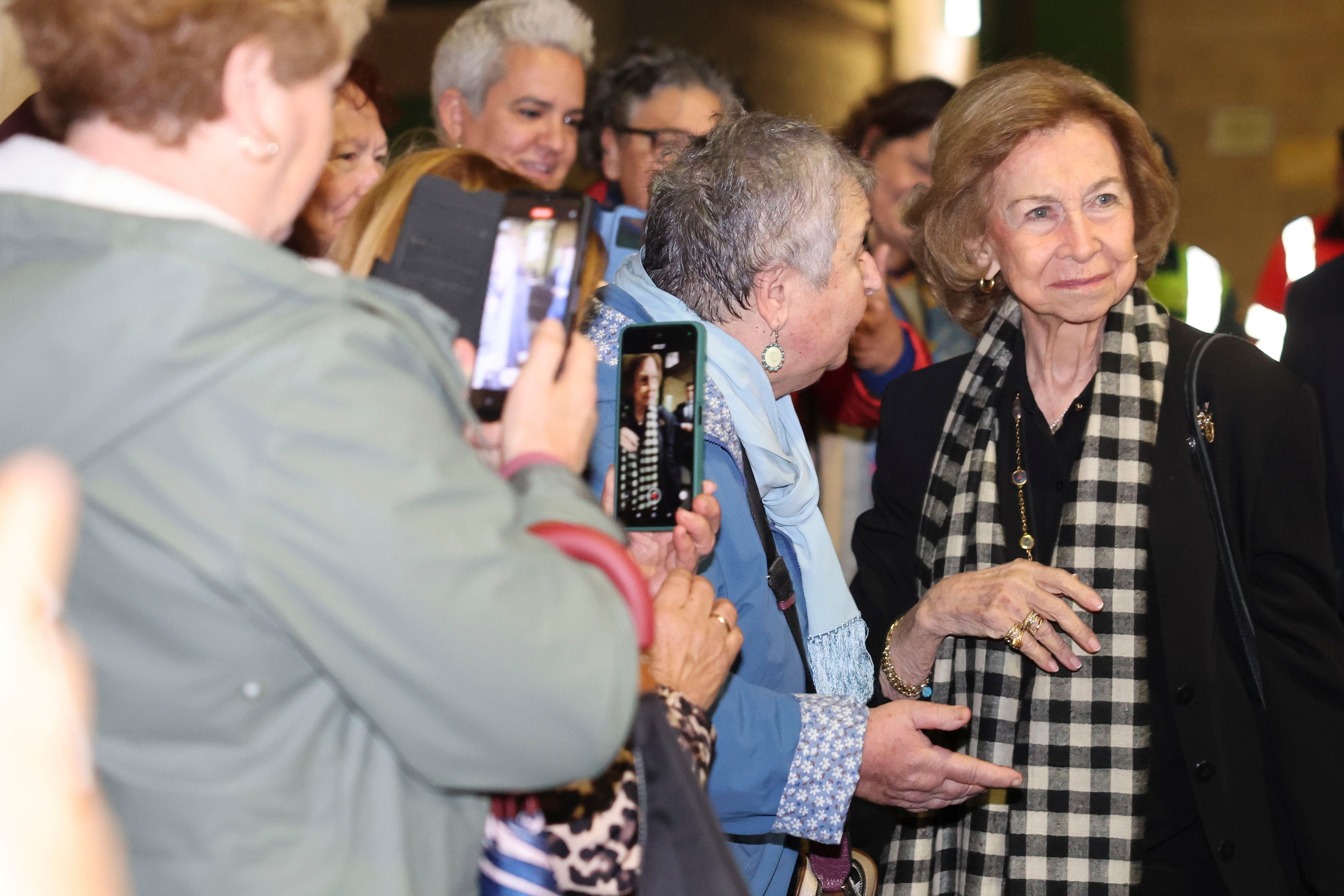 La reina Sofía conoce la labor de los voluntarios en el Banco de Alimentos de Bizkaia