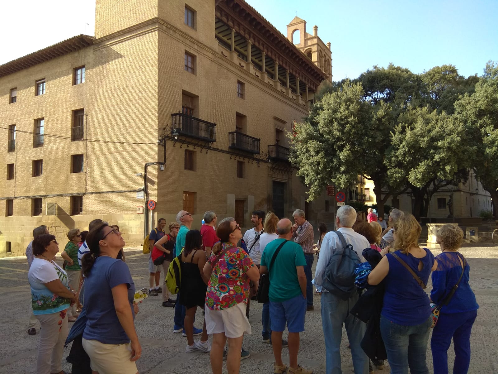 Turistas visitando Huesca