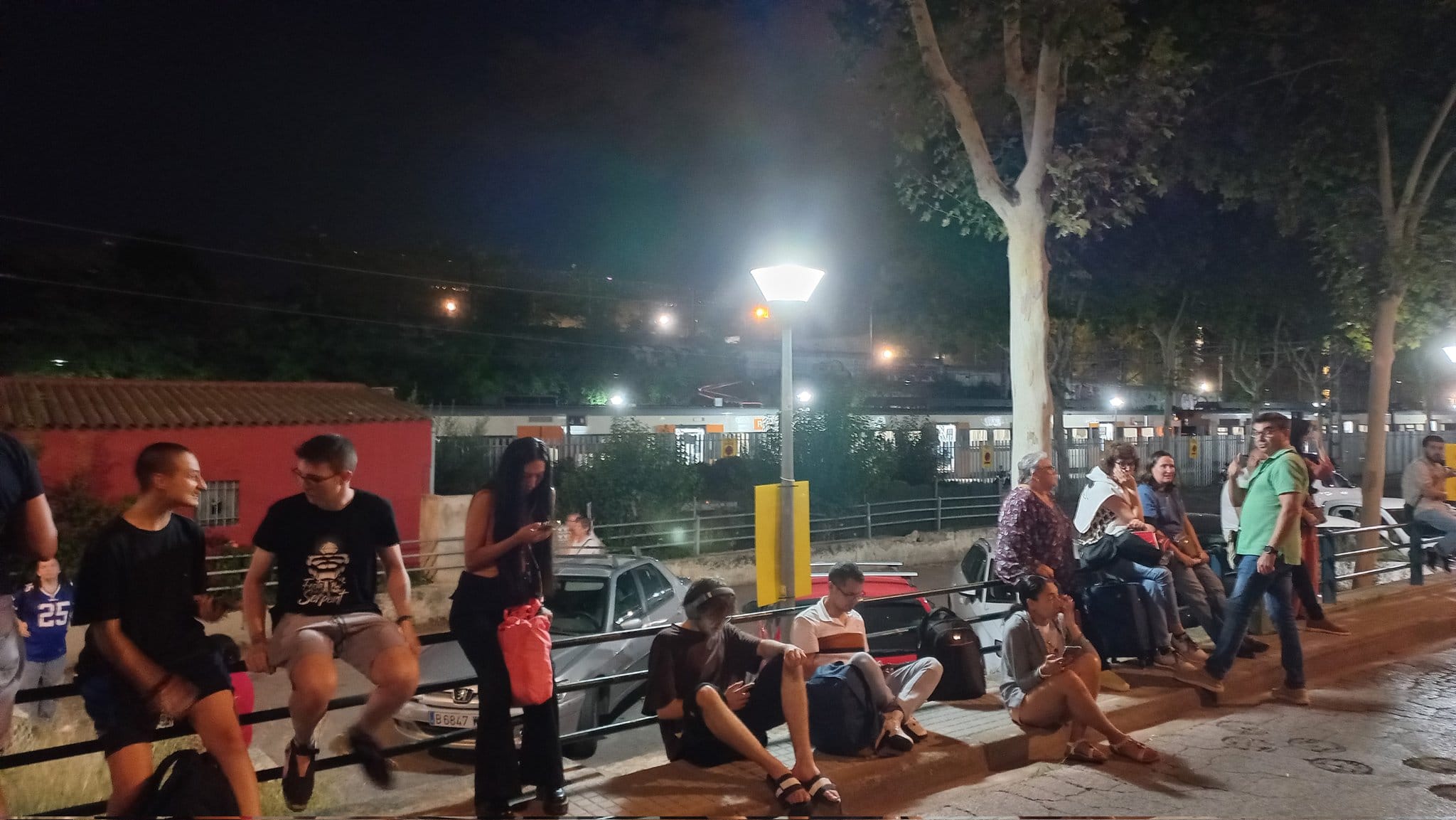 Passatgers de la línia R3 de Rodalies després de l'atropellament