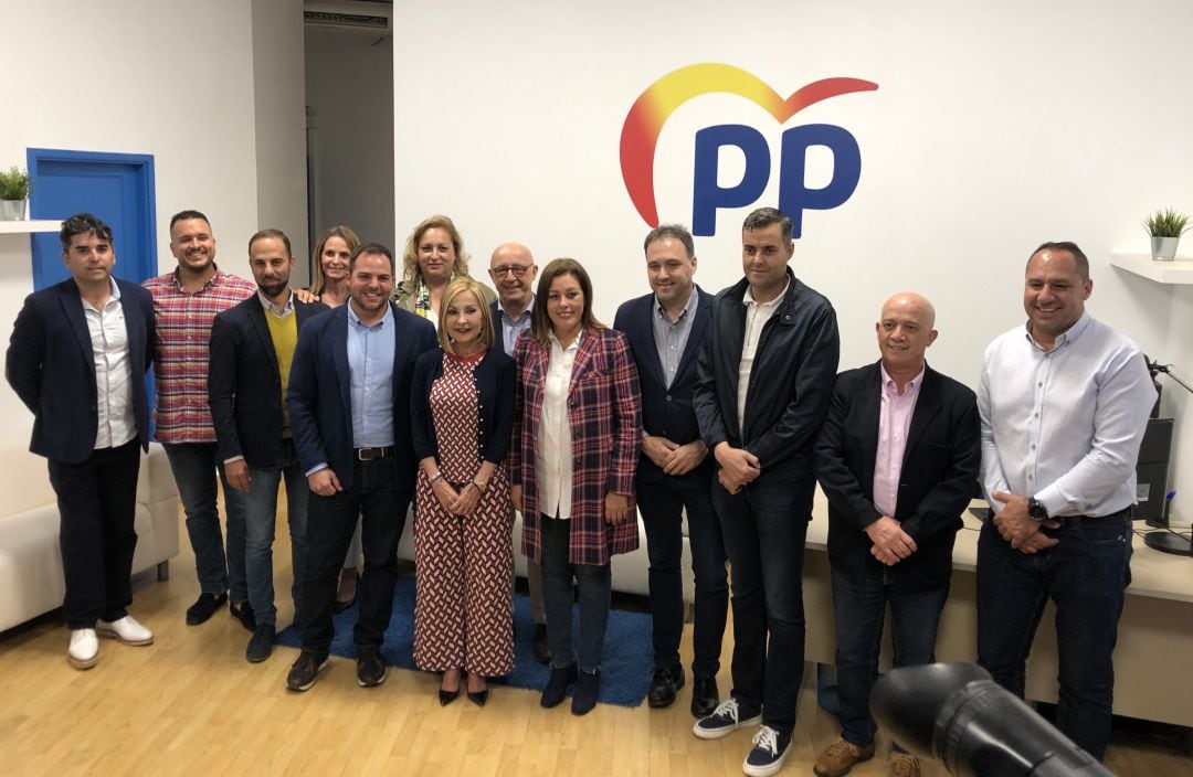 Las presidentas del PP en Canarias, Australia Navarro, y en Lanzarote, Ástrid Pérez, junto a cargos públicos en la isla conejera.