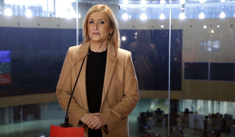 La presidenta de la Comunidad de Madrid, Cristina Cifuentes, durante su visita al Centro de Emergencias 112.