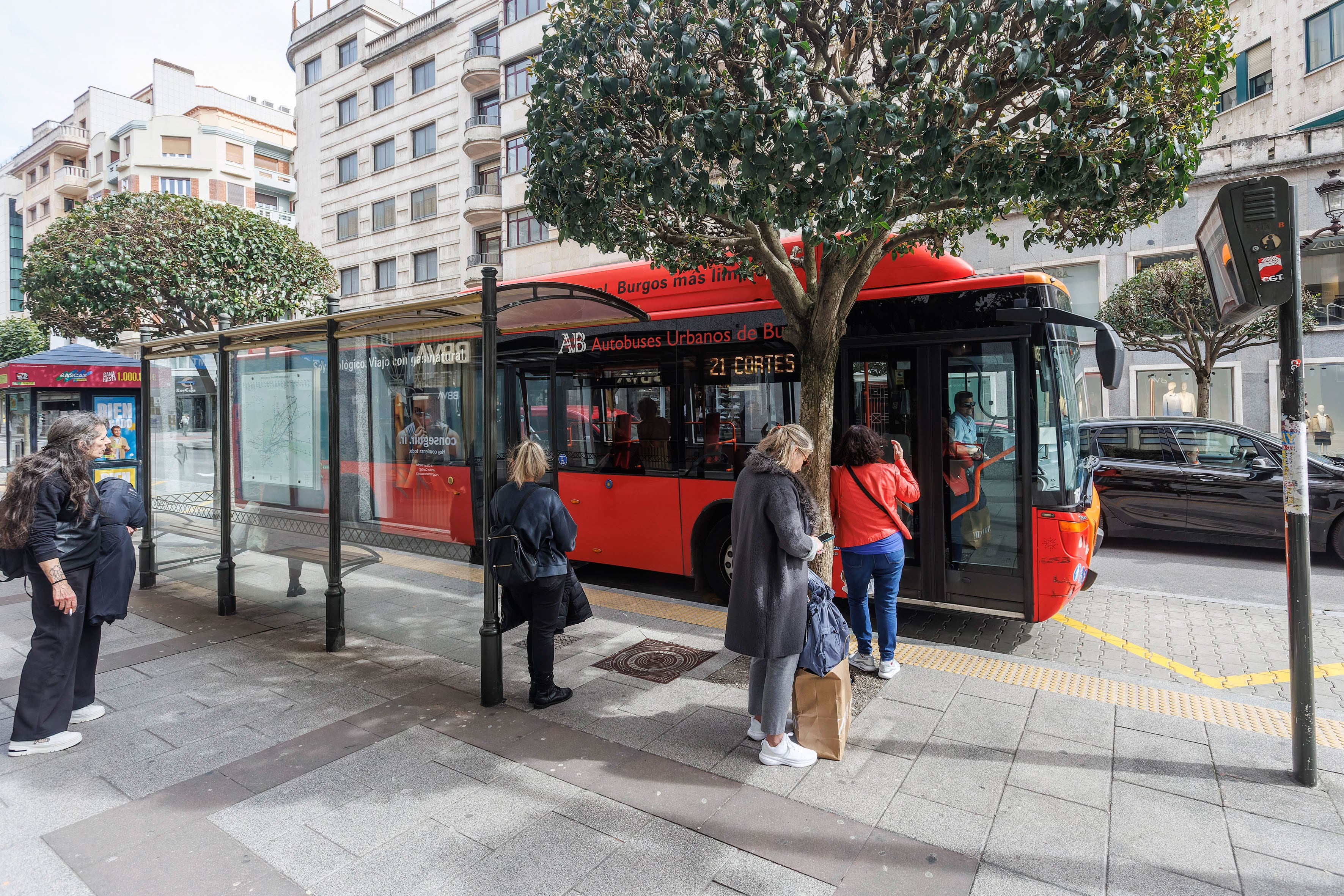 BURGOS, 05/04/2024.- El Ayuntamiento de Burgos decretaba el pasado viernes la gratuidad de los autobuses urbanos durante unos días, tras sufrir un ataque informático en el sistema de recarga de las tarjetas de los usuarios. EFE/Santi Otero