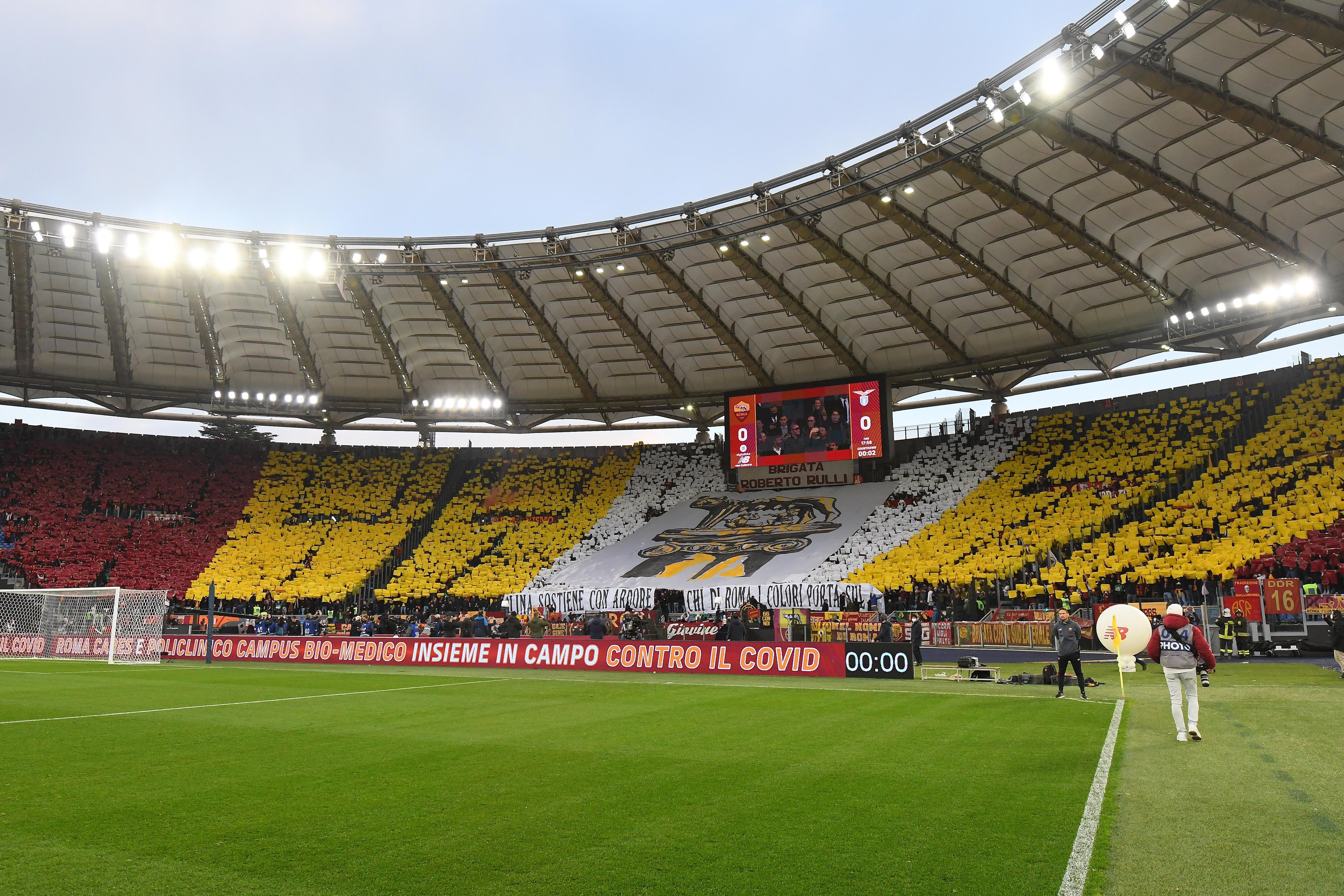 El tifo de la afición de la Roma antes del derbi ante la Lazio