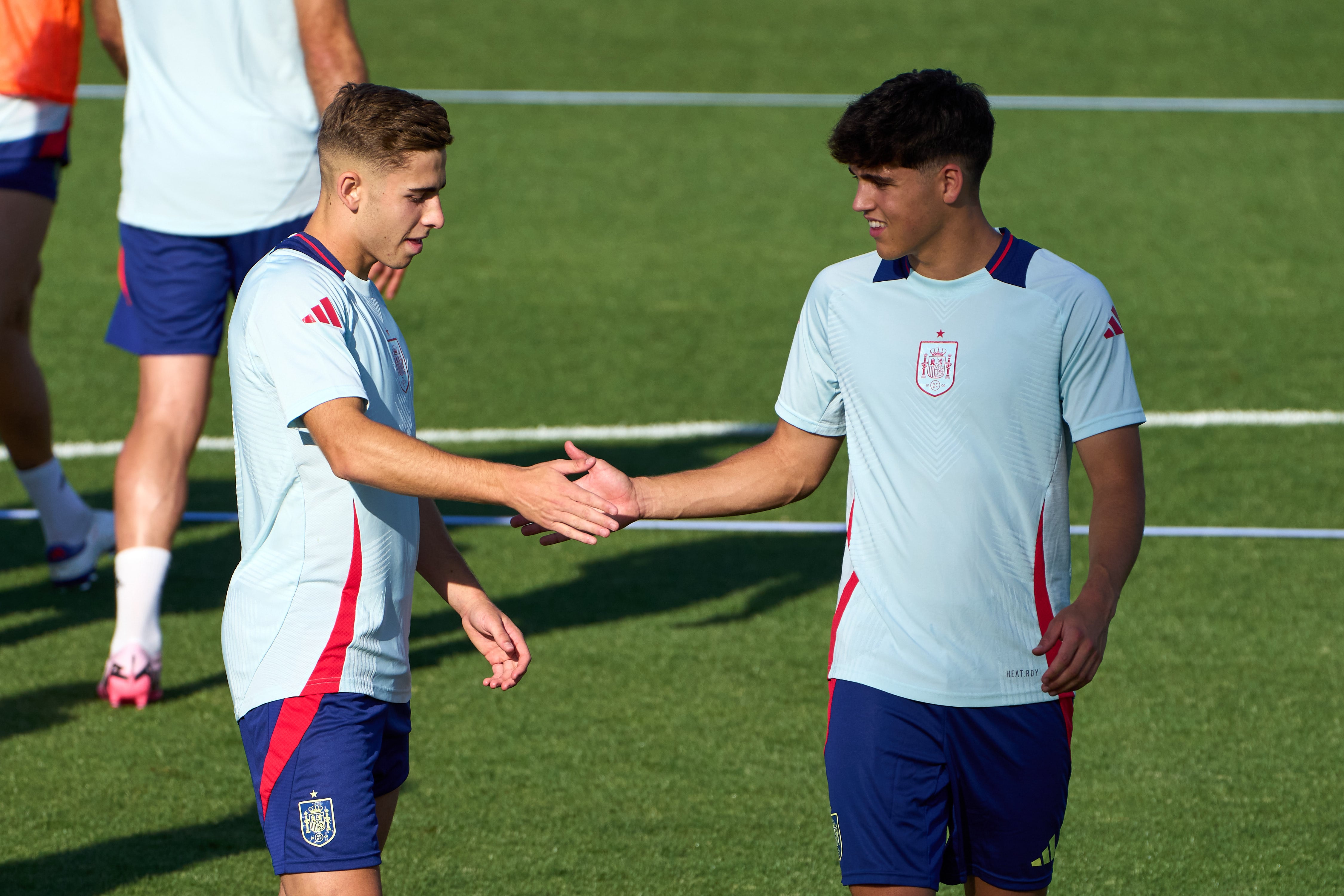 Fermín y Pau Cubarsí se saludan durante la convocatoria de la selección española