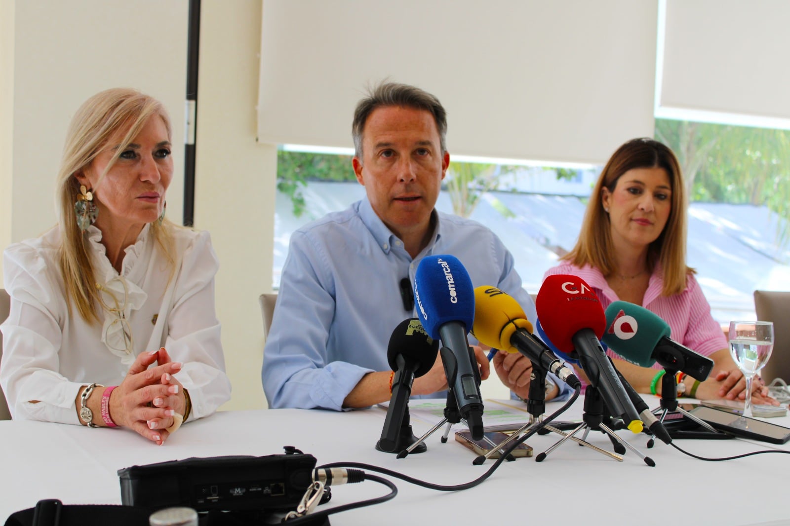 Fulgencio Gil, alcalde de Lorca, junto a la teniente alcalde, Carmen Menduiña y Rosa Medina, concejal de Presidencia