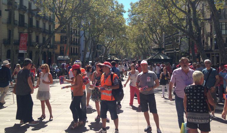 Membres de la UGT repartit octavetes a Les Rambles de Barcelona.