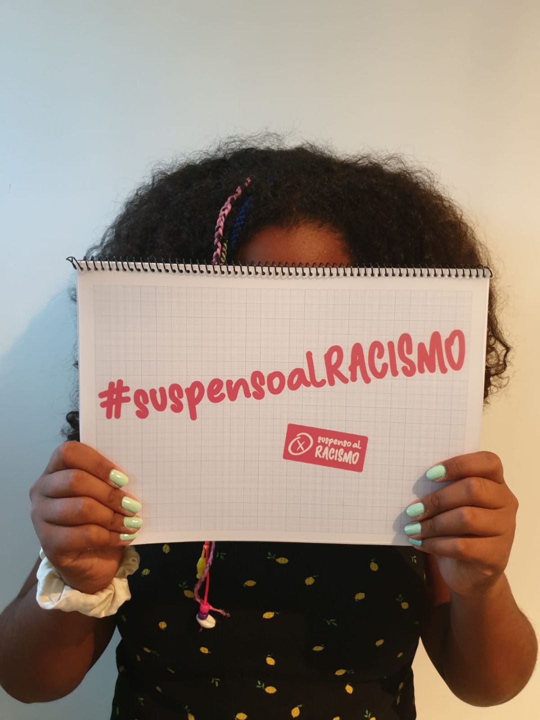 Camila, en una foto de apoyo a la campaña #suspensoalRACISMO iniciada por su familia