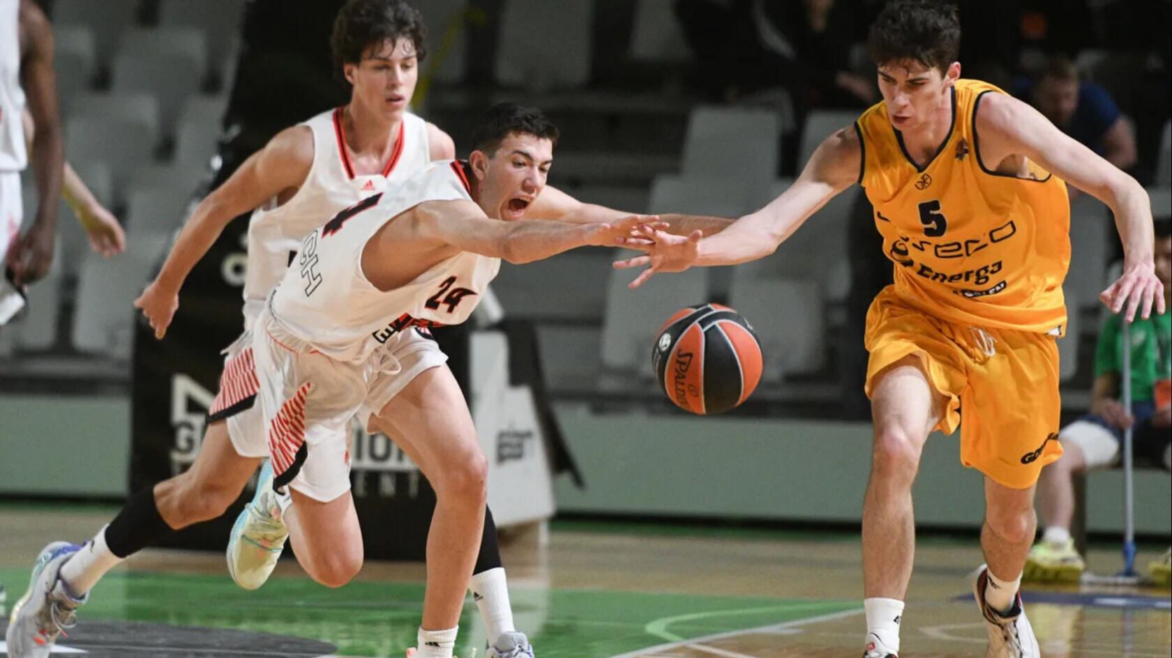 Los jugadores del Unicaja Álvaro Folgueiras y Mario Saint-Súpery terminaron en tercera posición en el torneo de Ljubljiana Adidas Next Generation Tournament