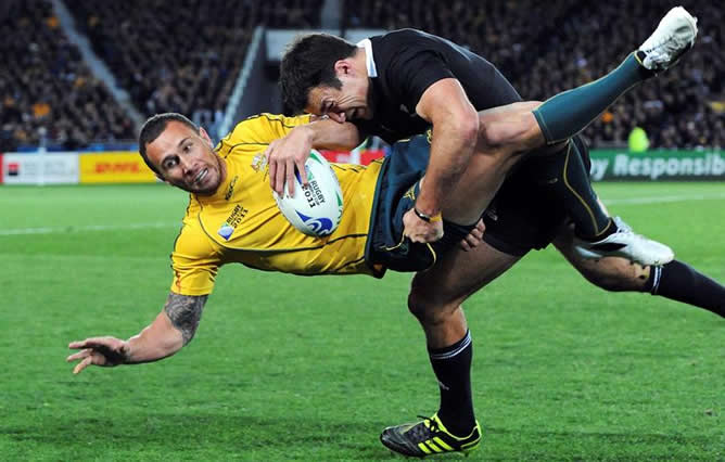 Aaron Cruden placa al australiano Quade Cooper