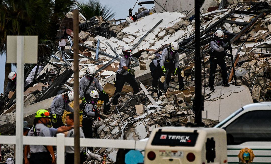 Los escombros del edificio de Miami tras su derrumbe.